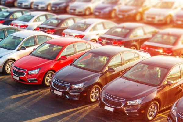 Autos listos para la venta, mostrando opciones de financiación mediante leasing o prenda Autos nuevos estacionados listos para la venta, representando opciones de financiación mediante leasing o prenda en Argentina.